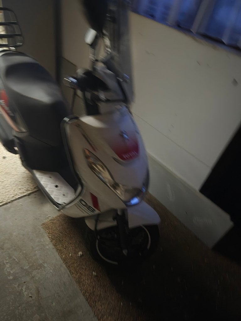 Peugot Kisbee 2021 Kleur, wit/zwart Helmond, Ophalen of Verzenden, Zo goed als nieuw, Benzine, Peugeot
