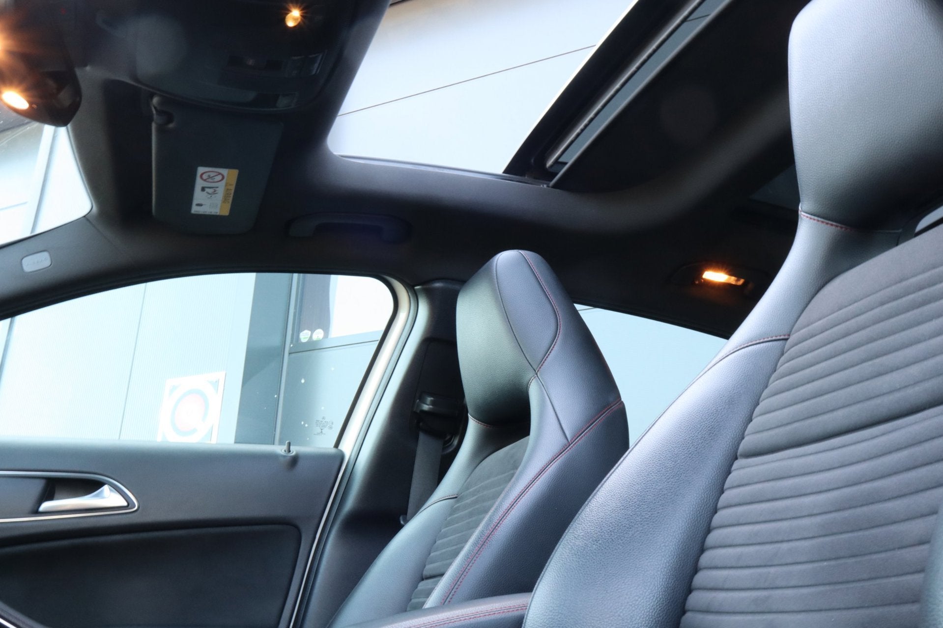 Mercedes-Benz GLA-klasse 200 Premium Plus-Panoramadak-AMG pa, Auto's, Dealer onderhouden, Stof, 715 kg, Wit