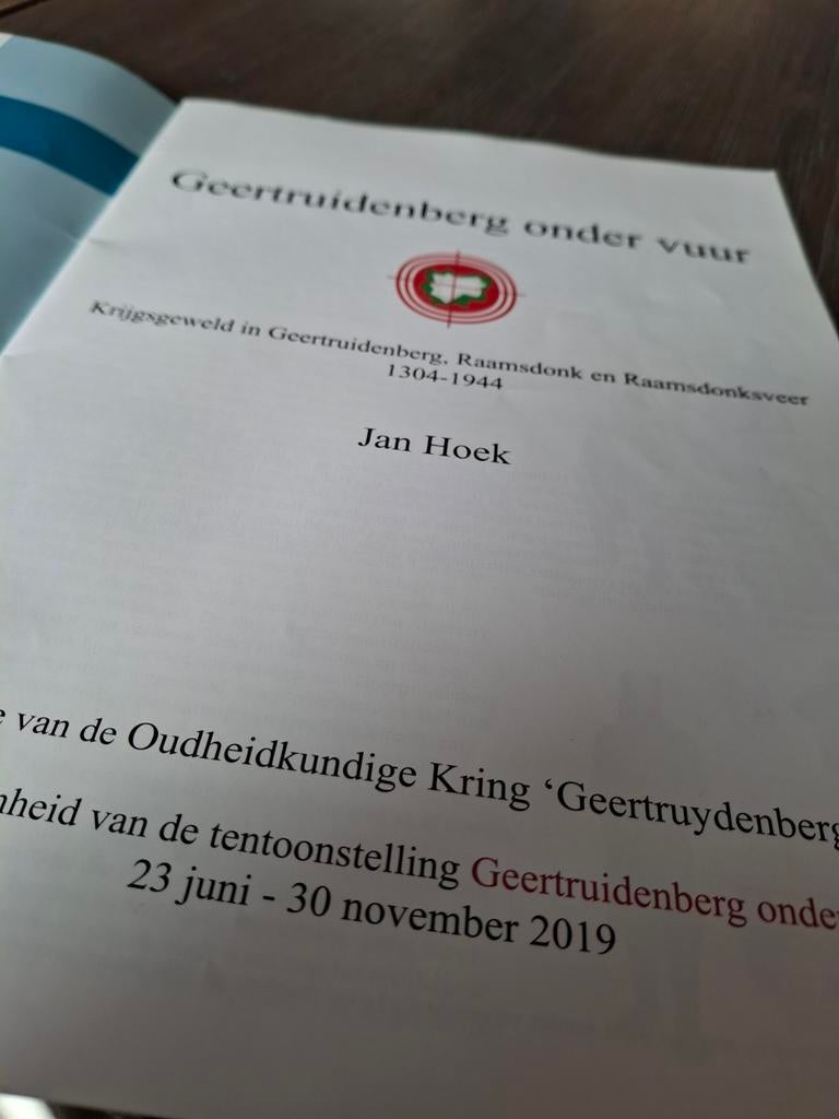Geertruidenberg onder vuur - Jan Hoek, Boeken, Ophalen of Verzenden, Zo goed als nieuw