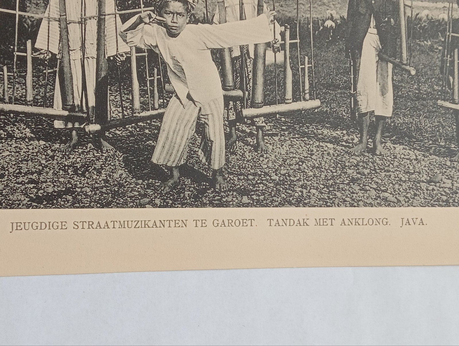 Oude fotogravure Jeugdige Straatmuzikanten te Garoet, Java, Ophalen of Verzenden, Voor 1940, Gebruikt