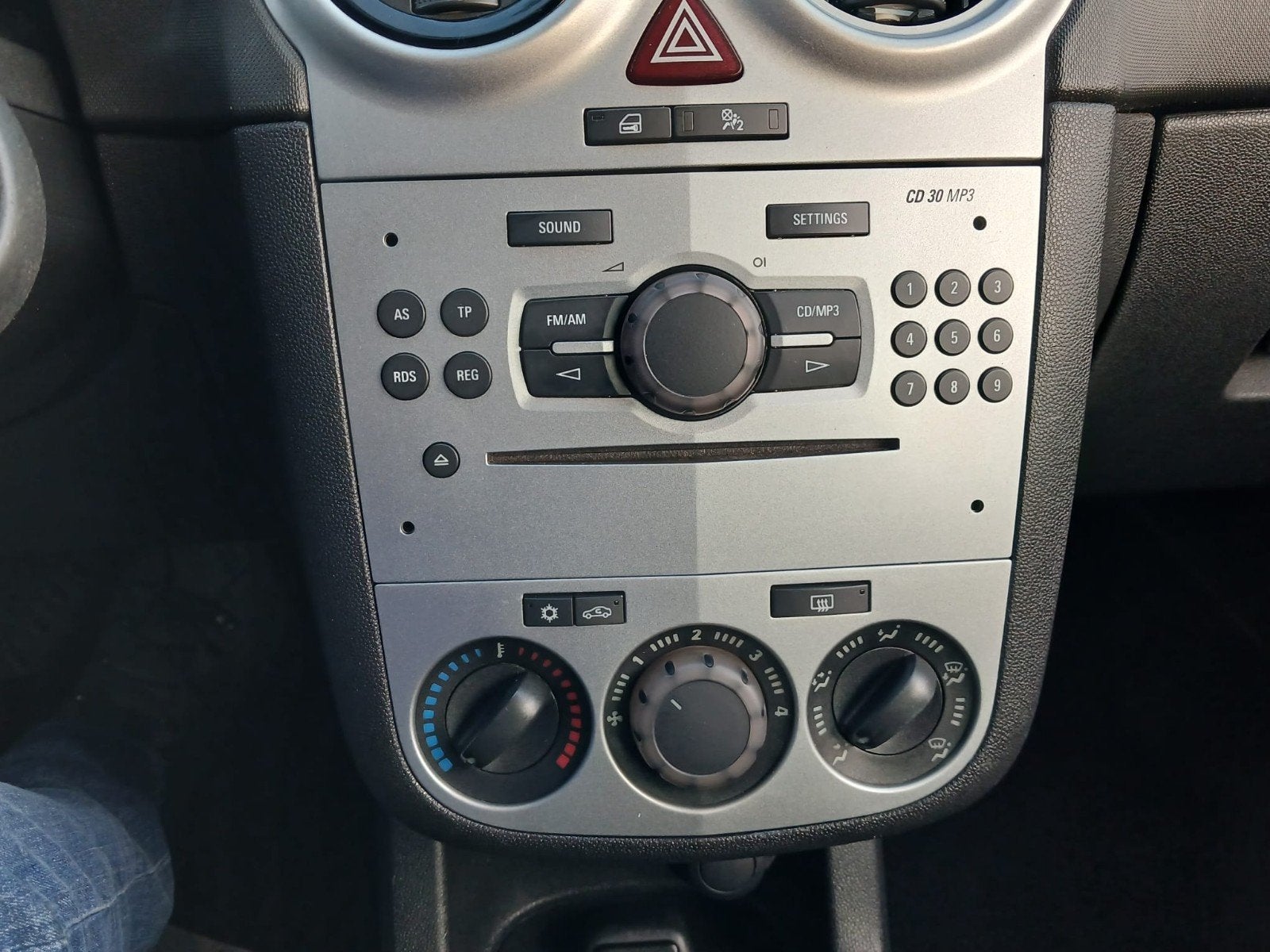 Foto 10 van Opel Corsa 1.2 16V  Edition AIRCO 5 deurs