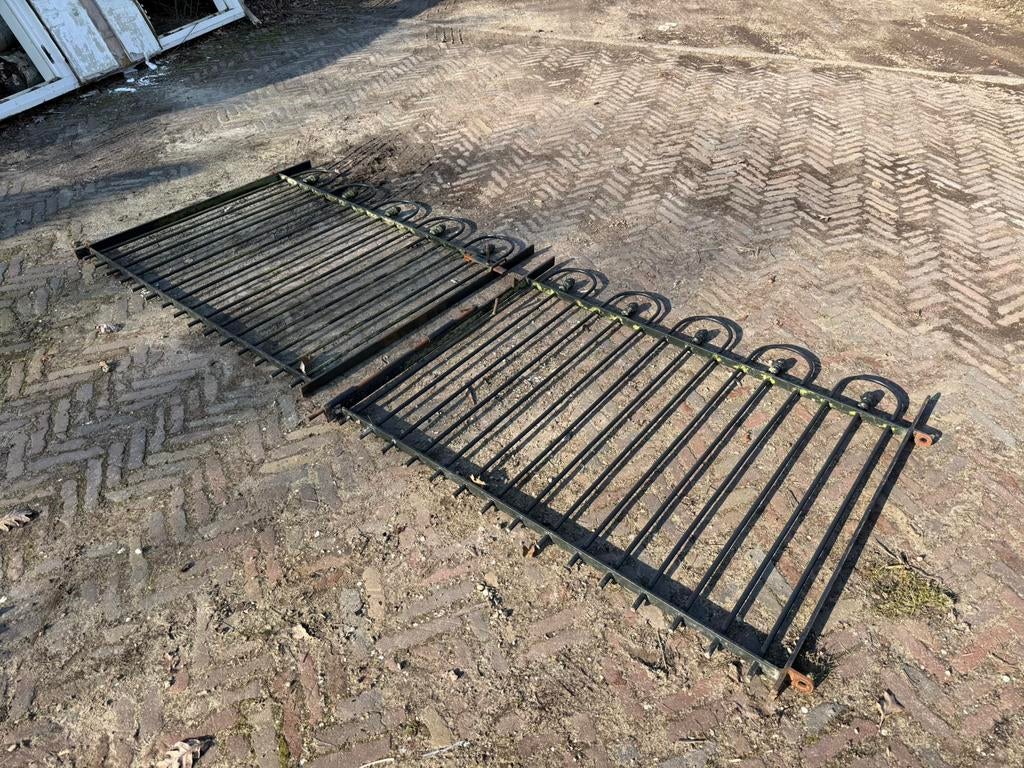 Openslaand hekwerk met sier eikels - 272 cm breed, Ophalen, Gebruikt, 100 tot 150 cm, X
