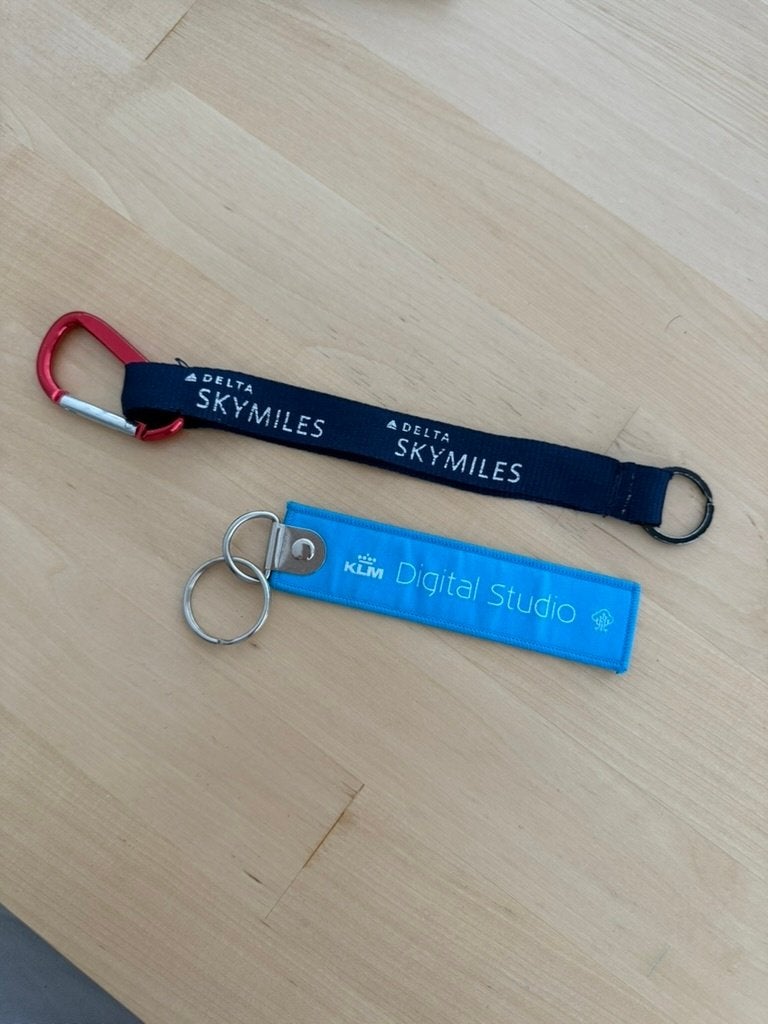 Set van 2 gebruikte KLM/Delta sleutelhangers, Verzamelen, Ophalen of Verzenden, Gebruikt, Merk