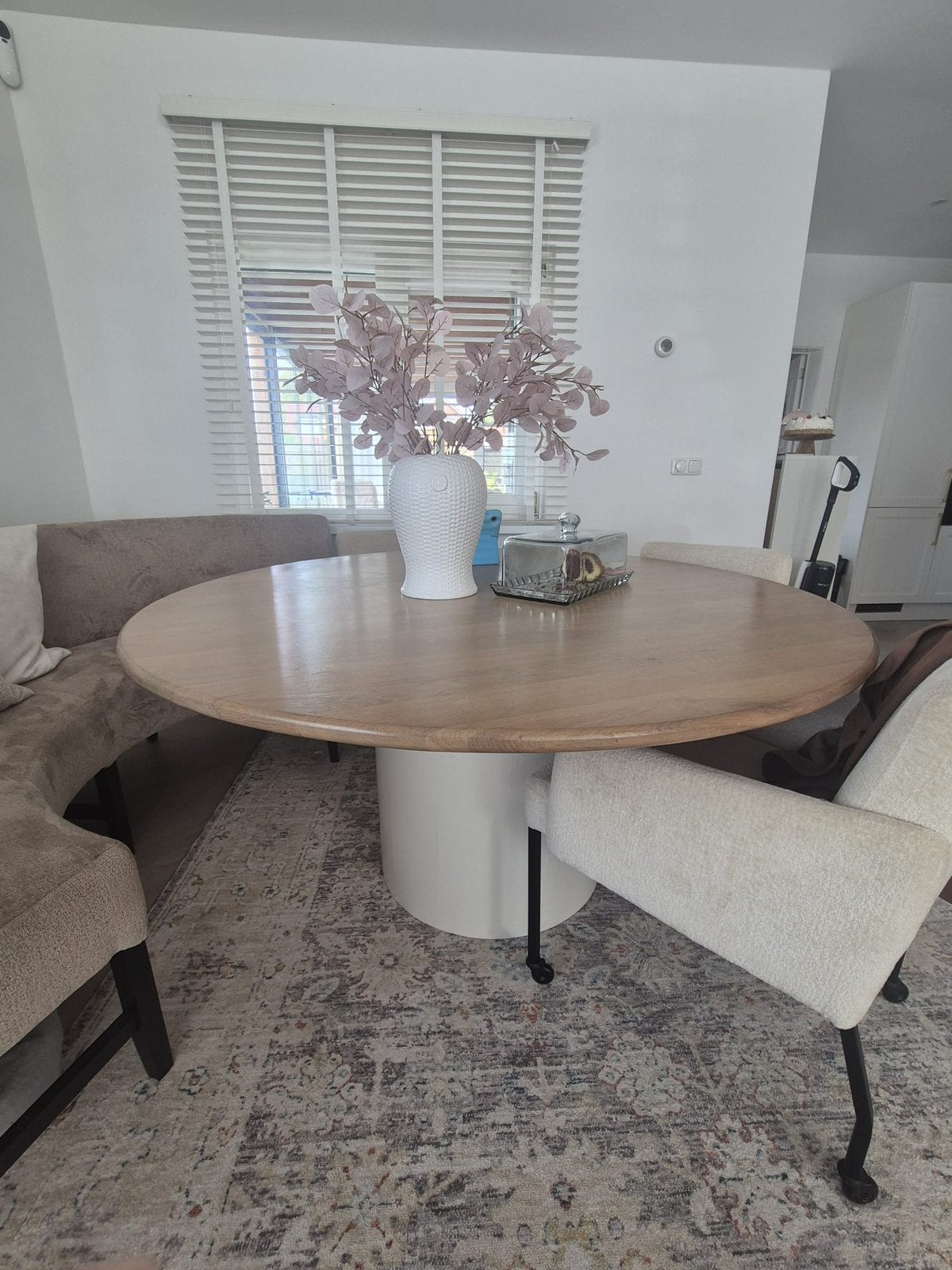 Mooie ronde eettafel met bruinebank en 4 stoelen, Ophalen