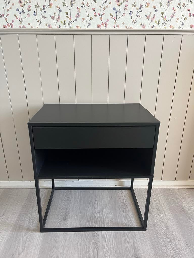 VIKHAMMER IKEA Nachtkastje Zwart met Lade en Open Vak, Ophalen, Overige materialen, Gebruikt, Minder dan 45 cm