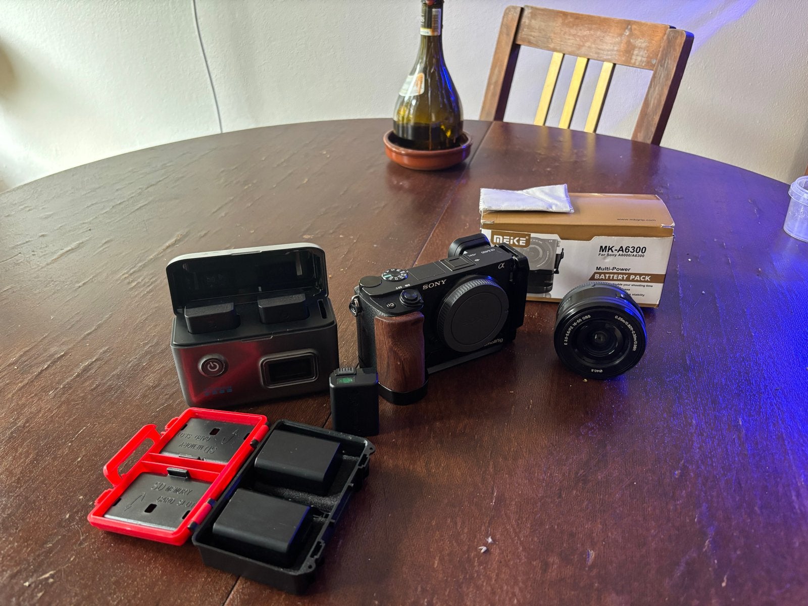 Sony A6400, systeemcamera, 5 batterijen en kitlens, Gebruikt, Ophalen of Verzenden, Accu, Sony