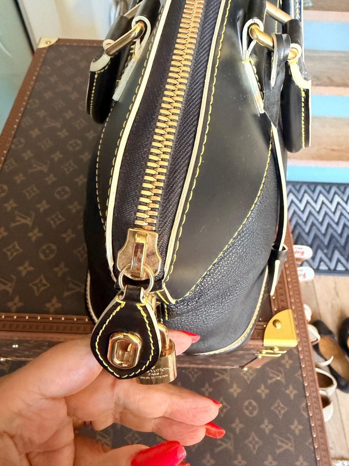 Foto 6 van Louis Vuitton Suhali Lockit Handtas Zwart