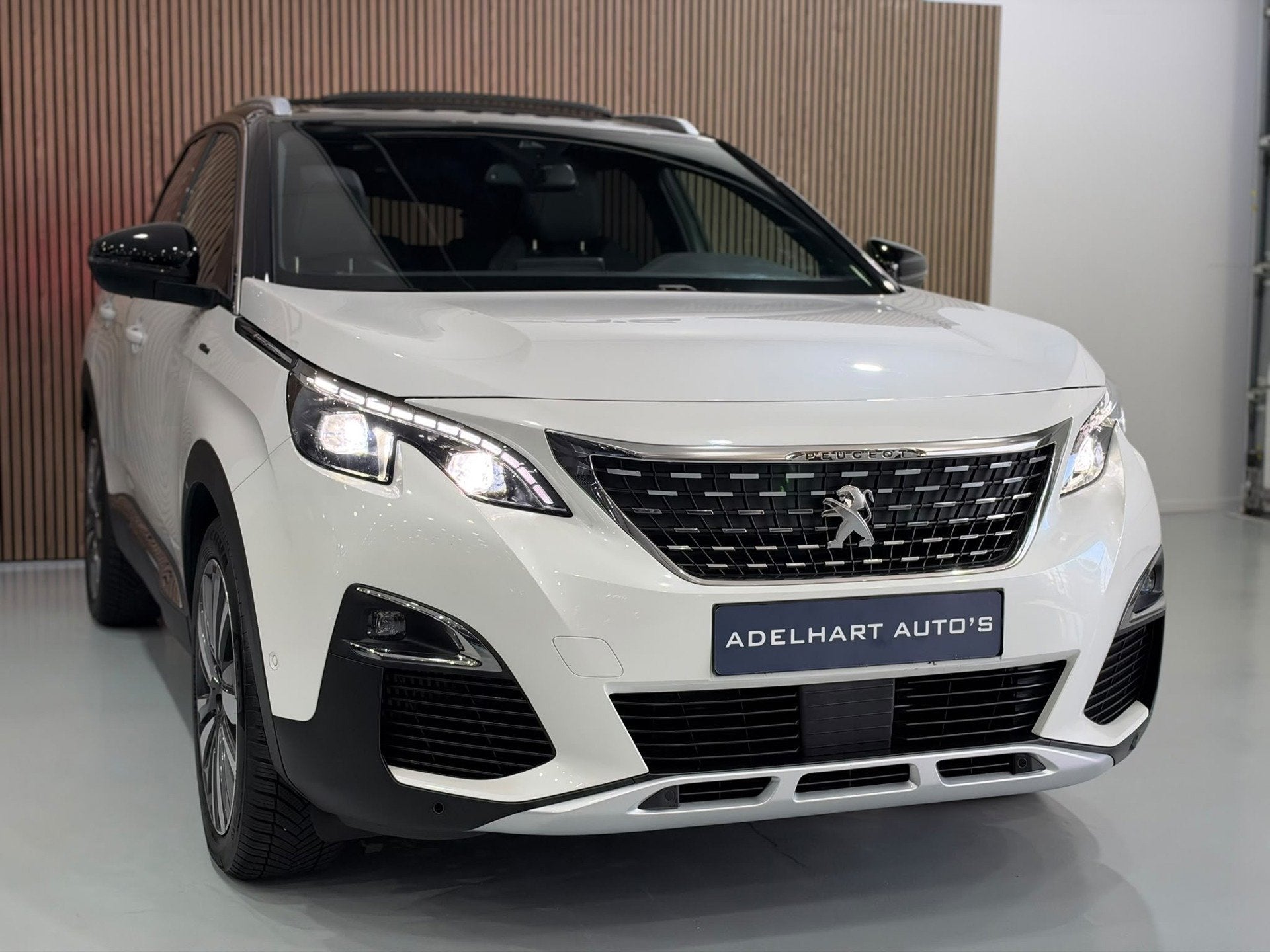Peugeot 3008 1.2 PureTech GT Line Automaat / Panorama dak /, Dealer onderhouden, Gebruikt, 1199 cc, Wit