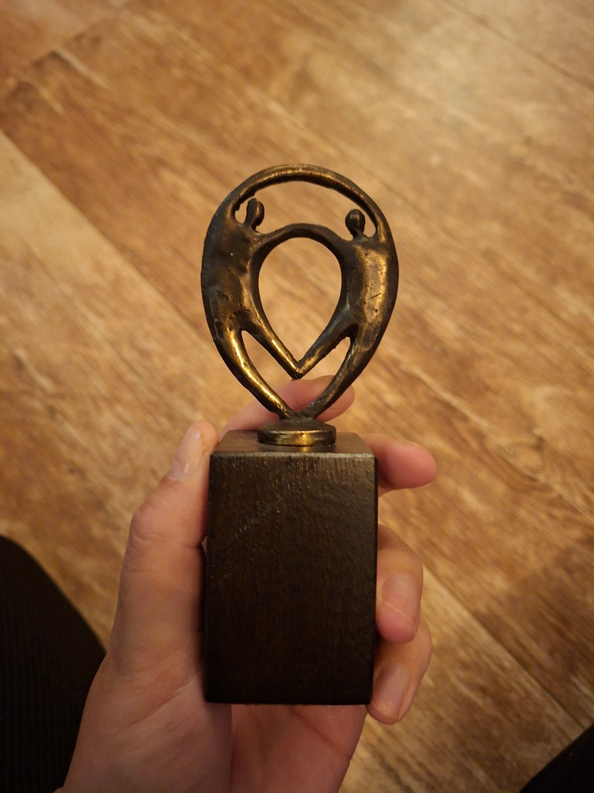 Bronzen beeldje 'Verbondenheid' op sokkel, Antiek en Kunst, Groep mensen, Minder dan 20 cm, Gepatineerd, Ophalen of Verzenden