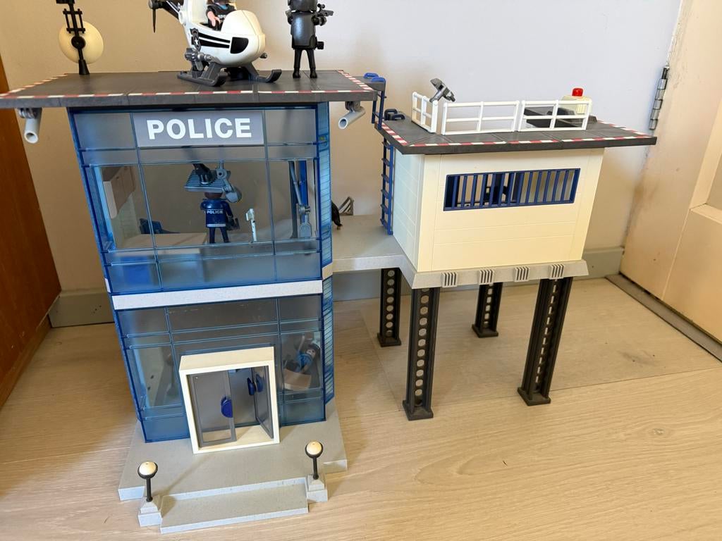 Playmobil Politiebureau met helikopter en figuren, Ophalen of Verzenden, Zo goed als nieuw, Complete set