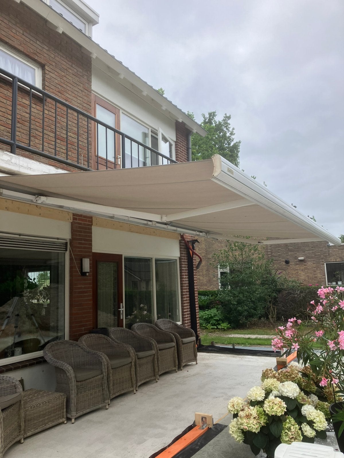 Knikarm Zonnescherm elctr. 5,75 br.  2,50 uitval, Ophalen, Gebruikt, Elektrisch, 150 tot 300 cm