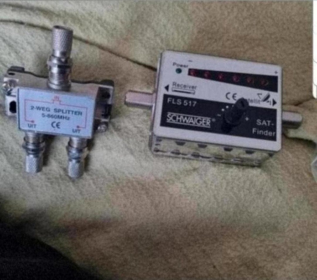 2 weg Splitter en 1 satelliet finder bieden, Ophalen of Verzenden, Gebruikt, (Schotel)antenne-accessoires, Overige merken