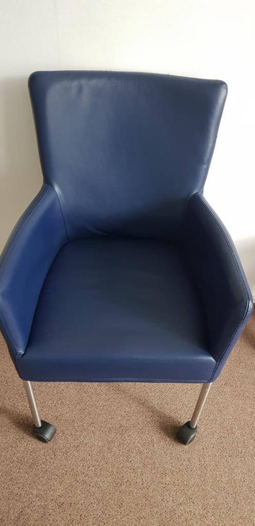 Donker blauw leren stoel, verrijdbaar, soft wieltjes, Ophalen, Blauw, Leer, Zo goed als nieuw