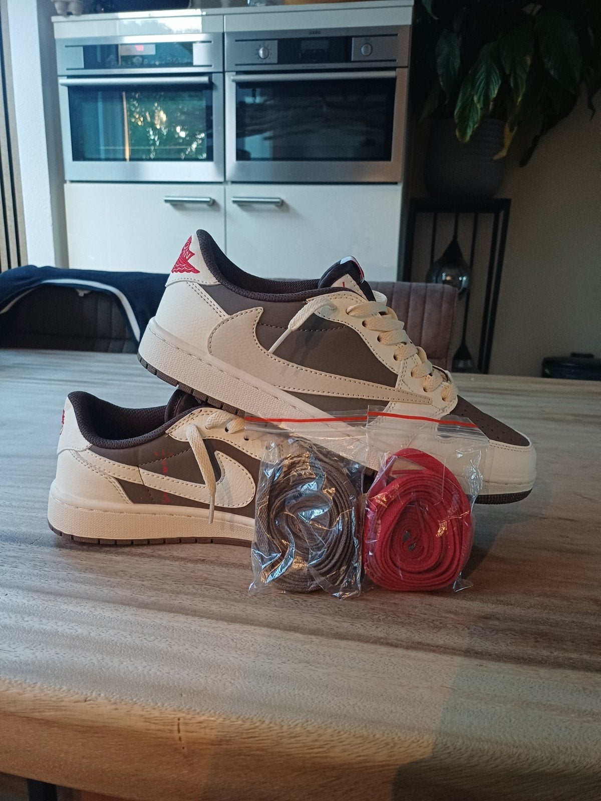 Nike Air Jordan 1 Low Travis Scott Reverse Mocha, Bruin, Nike, Ophalen of Verzenden, Sneakers of Gympen