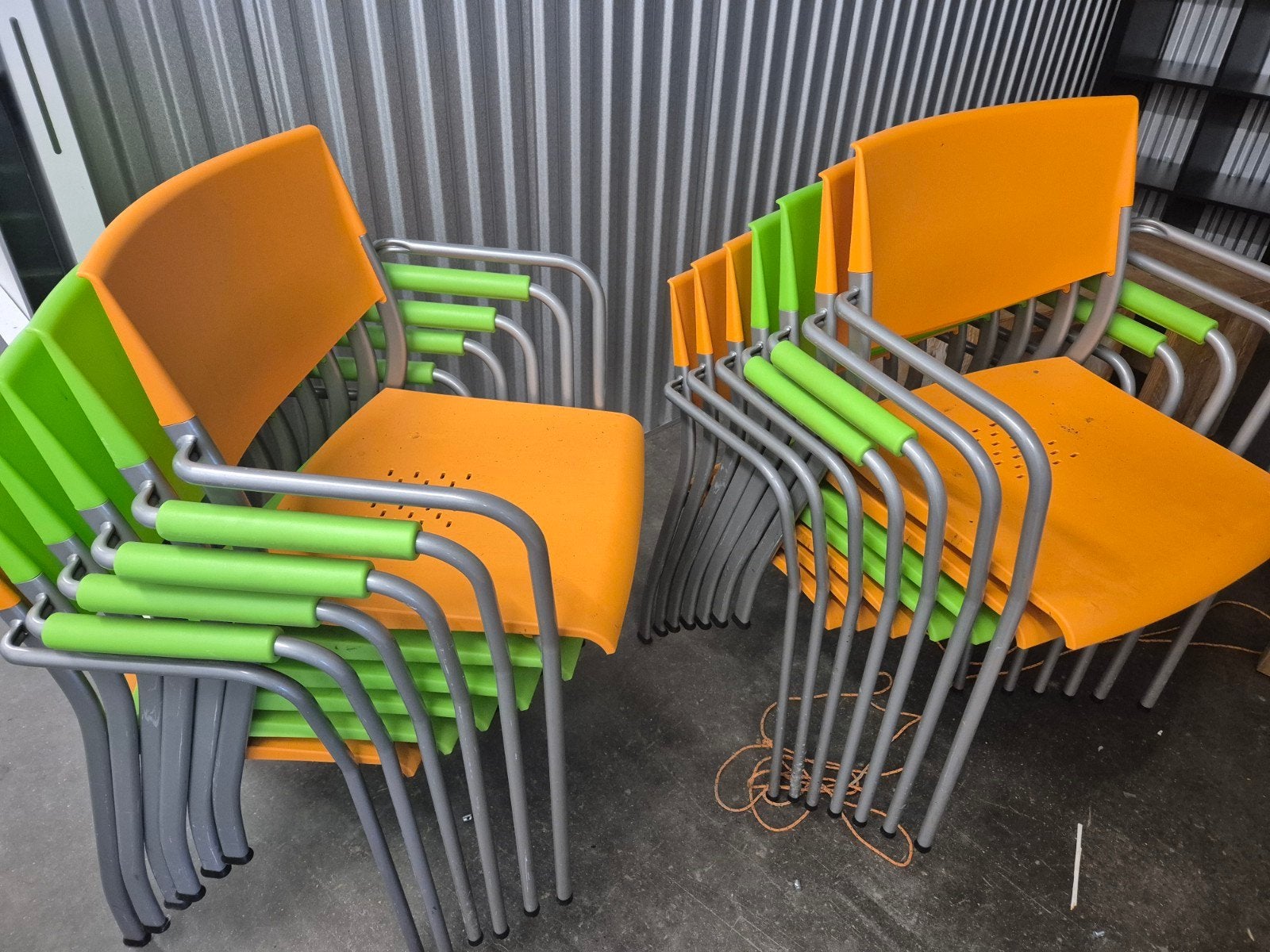 13 stapelbare stoelen - oranje en groen, Ophalen, Overige kleuren, Vijf, Zes of meer stoelen, Kunststof