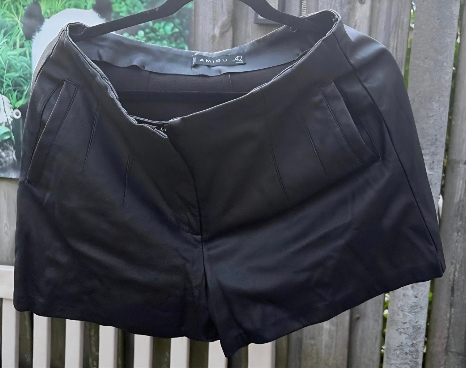 Zwarte leder look shorts van Amisu, maat 42, Kleding | Dames, Broeken en Pantalons, Kort, Zwart, Maat 42/44 (L), Ophalen of Verzenden
