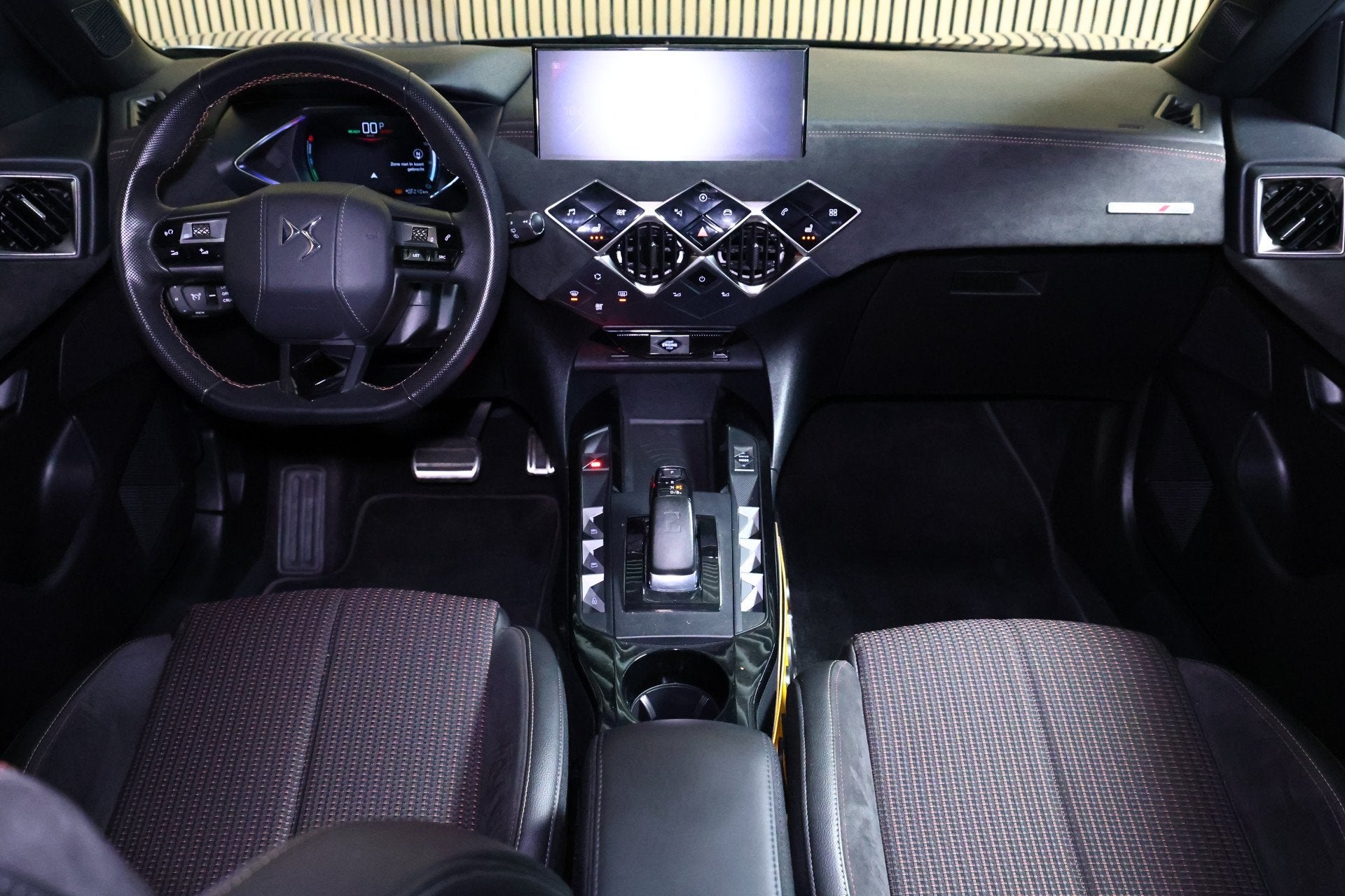 DS Ds 3 Crossback E-Tense PERFORMANCE AVM VIRTUAL NAVI HEADU, Auto's, 136 pk, Gebruikt, Zwart, Leder en Stof