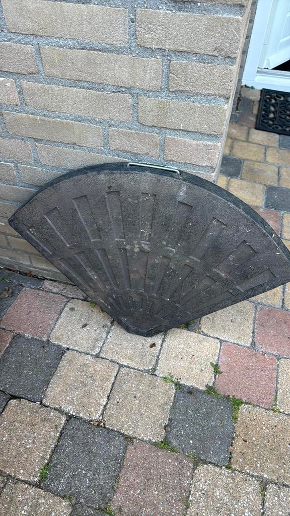 4 zwart/grijze parasolvoeten, Ophalen, Zo goed als nieuw, Minder dan 1 meter, Parasolvoet
