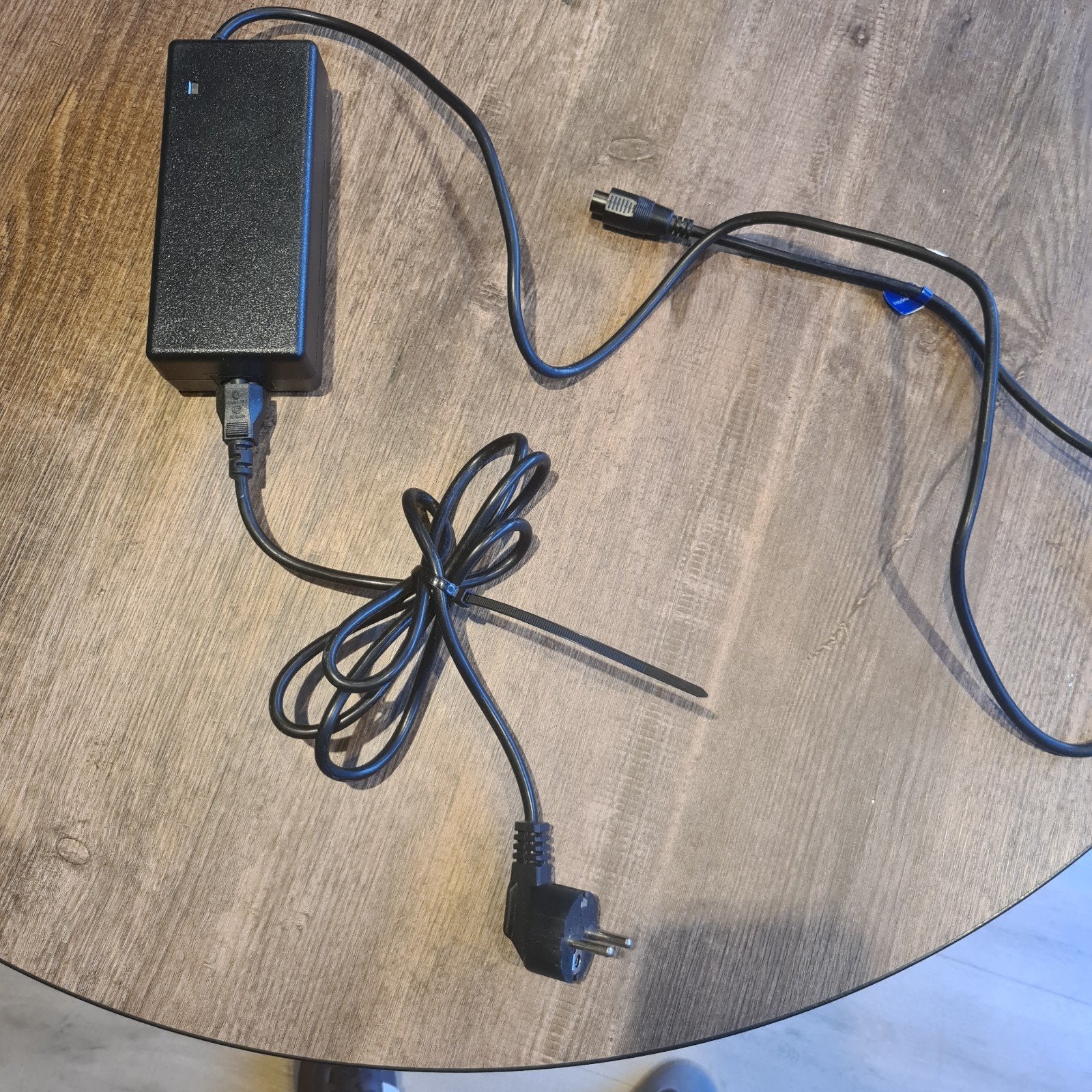 E-motion Li-ion Acculader 42V 2A (AGLC084V42S), Zo goed als nieuw