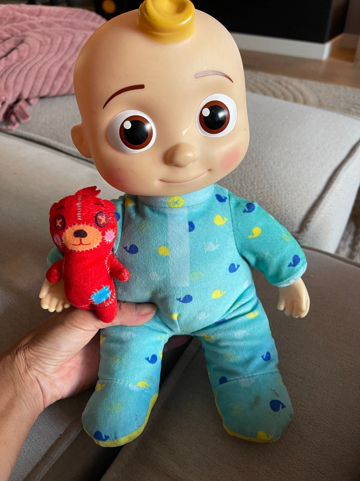 Cocomelon pratende pop met geluid en knuffel, Ophalen of Verzenden, Zo goed als nieuw, Babypop