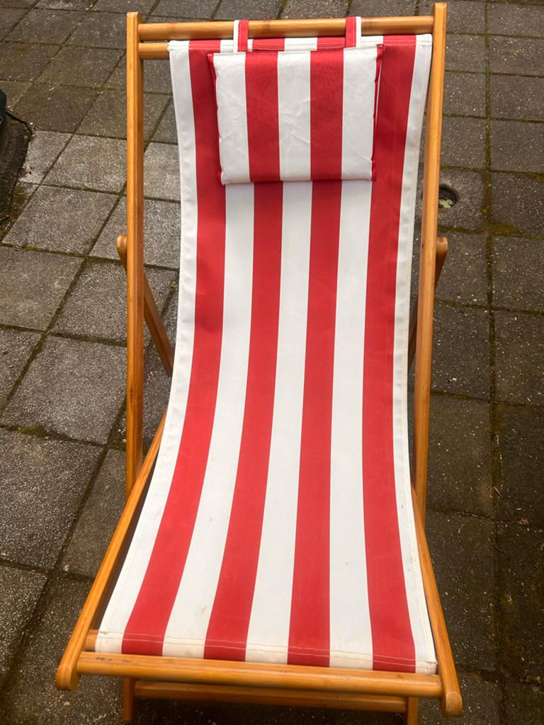 Opvouwbare strandstoel met rood-wit gestreepte stof. Twee st, Tuin en Terras, Ligbedden, Ophalen, Gebruikt, Hout, Inklapbaar