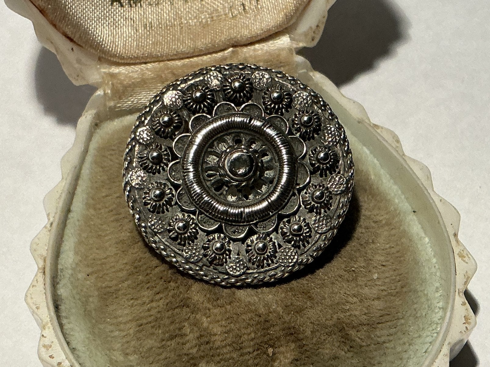 ANTIEKE ZILVER ZEEUWSE KNOPPEN KLEDERDRACHT DOEKSPELD BROCHE, Verzenden, Zilver, Broche