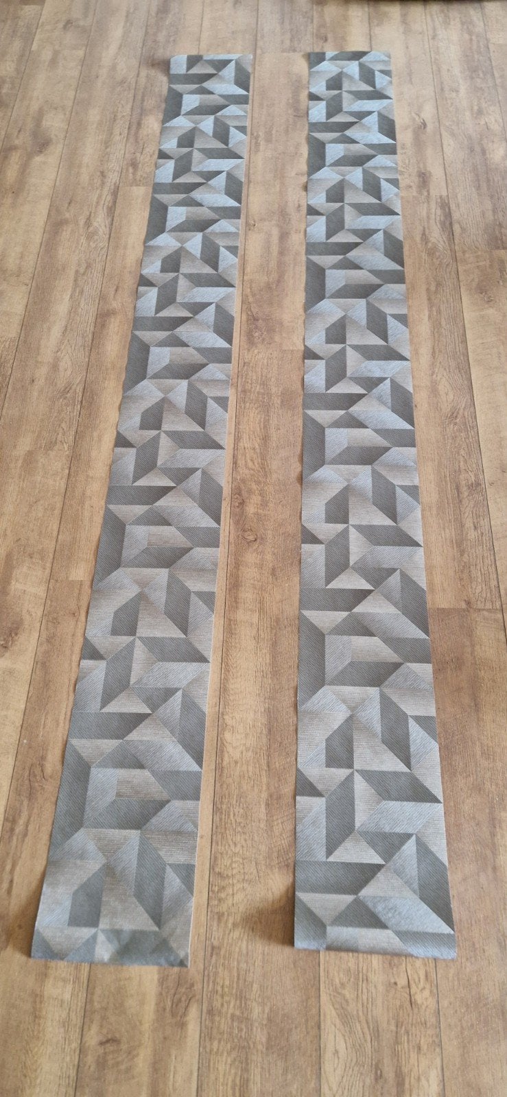 Vliesbehang met geometrisch patroon, gratis af te halen, Huis en Inrichting, Stoffering | Behang, Ophalen, Vliesbehang, Grijs