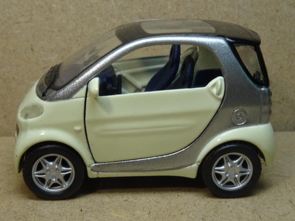 MAISTO 1/33, SMART CITY COUPÉ Crême, Zie Foto`s, Hobby en Vrije tijd, Ophalen of Verzenden, Zo goed als nieuw, Auto