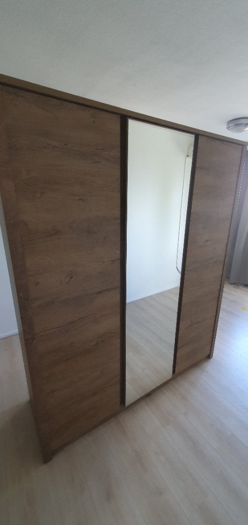 Kledingkast Vedde met spiegel, Huis en Inrichting, Kasten | Kledingkasten, Ophalen, Met deur(en), Gebruikt, 100 tot 150 cm