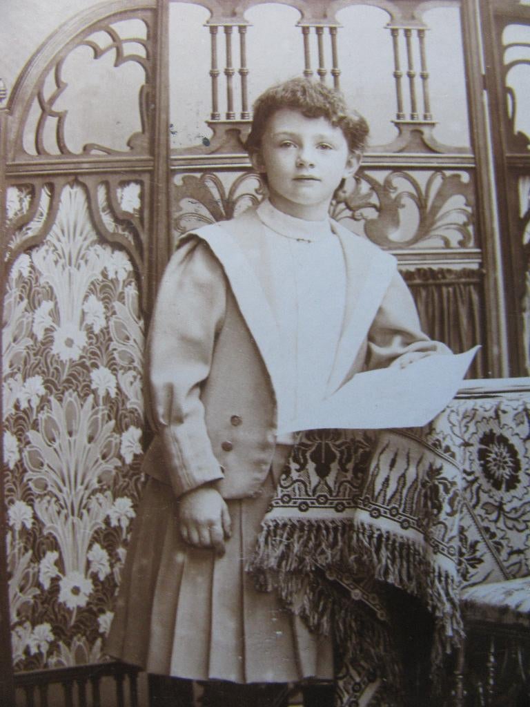 Antieke CDV Meisje bij Art Nouveau / Jugendstil Kamerscherm, Gebruikt, Verzenden, Foto, Voor 1940