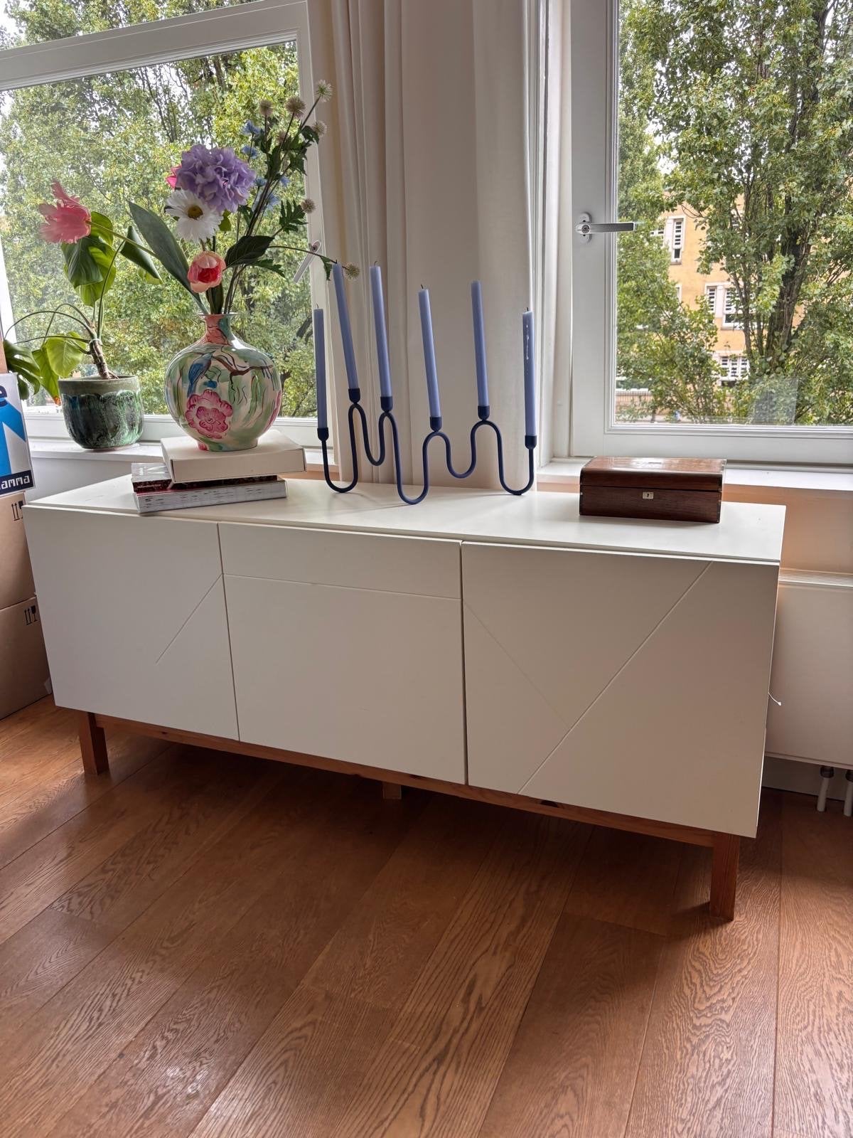 Strak wit dressoir met houten onderstel en 3 deuren, Ophalen, Gebruikt, 150 tot 200 cm, 25 tot 50 cm