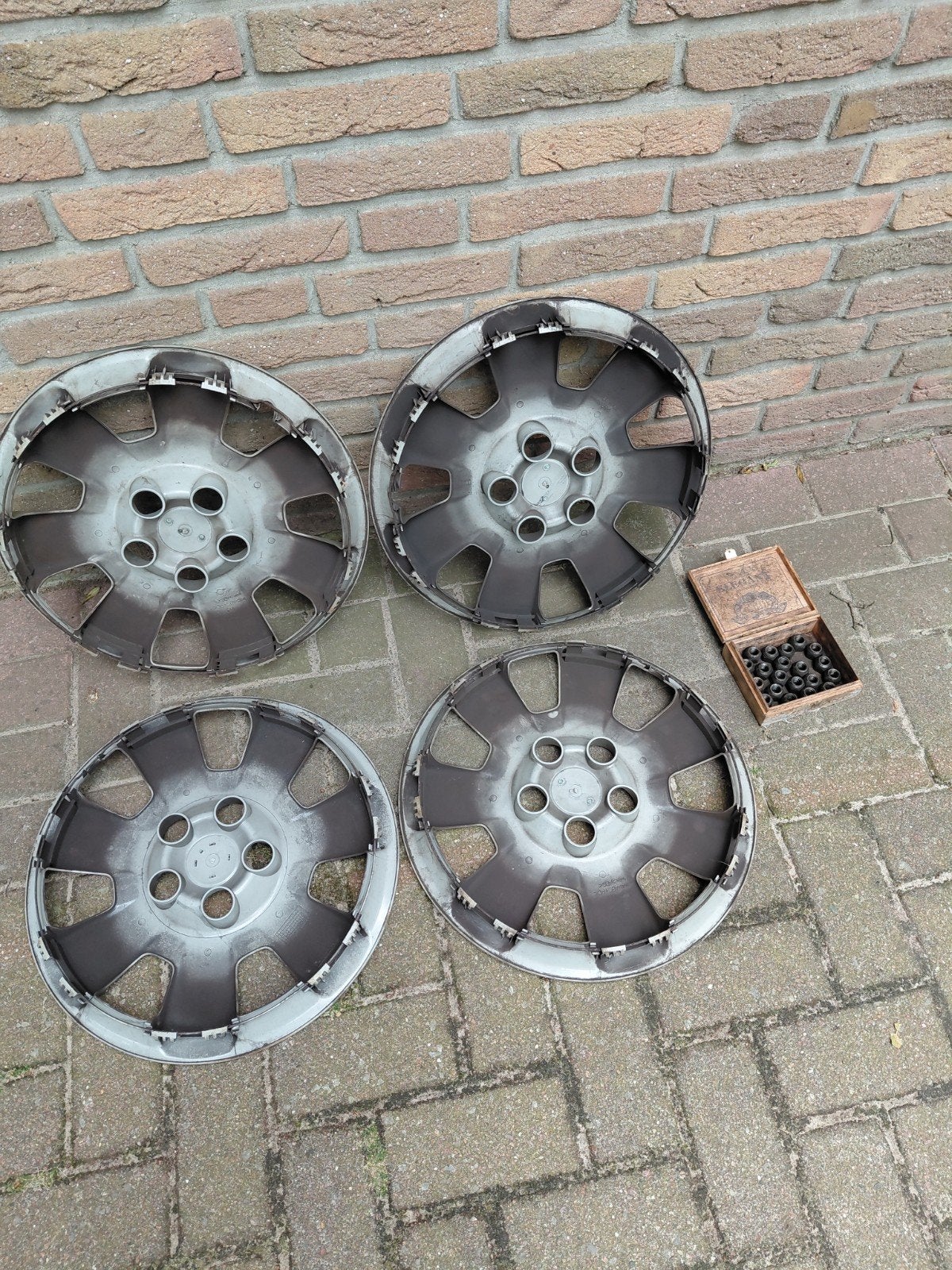 Toyota Corolla Verso wieldoppen, Ophalen