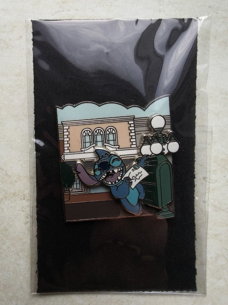 Disney pin Stitch Posting Letter, Verzenden, Overige figuren, Zo goed als nieuw, Overige typen
