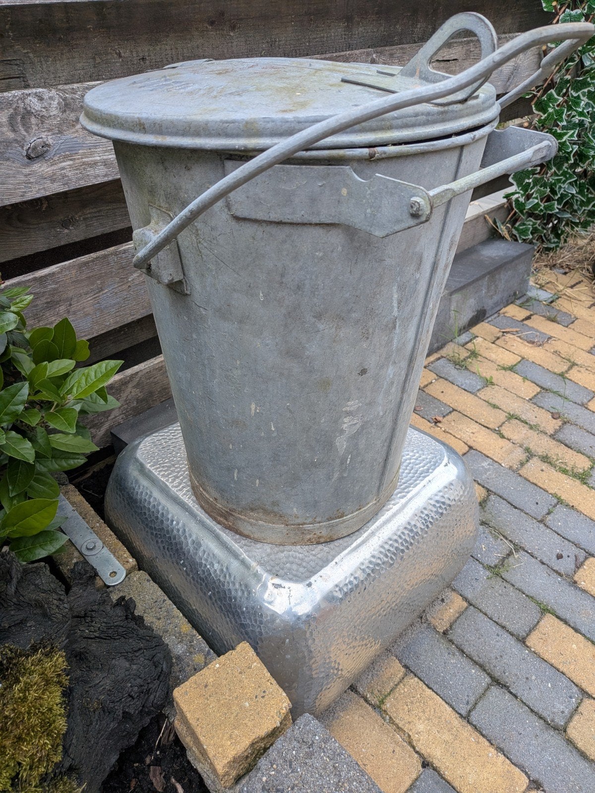 Zinken vuilnis bak jaren 70 opschrift Zwolle, Tuin en Terras, Bloembakken en Plantenbakken, Gebruikt, Rond, Ophalen of Verzenden
