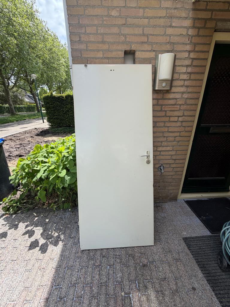 Gebruikte Buitendeur met Handvat en Slot, Doe-het-zelf en Verbouw, 80 tot 100 cm, Ophalen of Verzenden, 200 tot 215 cm, Hout