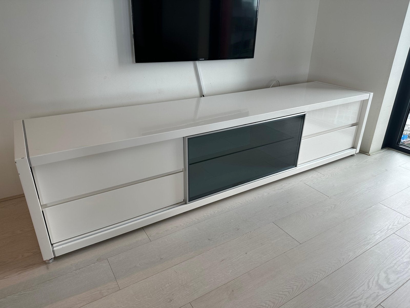 Uiterlijk woensdag ophalen! Witte TV-meubel met glasdeur!, Ophalen, Gebruikt, 200 cm of meer, Minder dan 100 cm