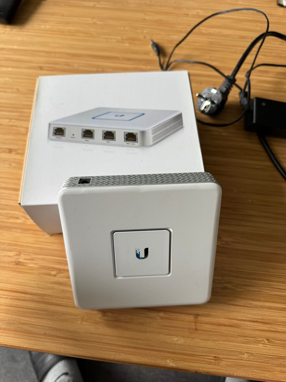 Ubiquiti UniFi Security Gateway (USG) Router, Computers en Software, Routers en Modems, Ophalen of Verzenden, Zo goed als nieuw