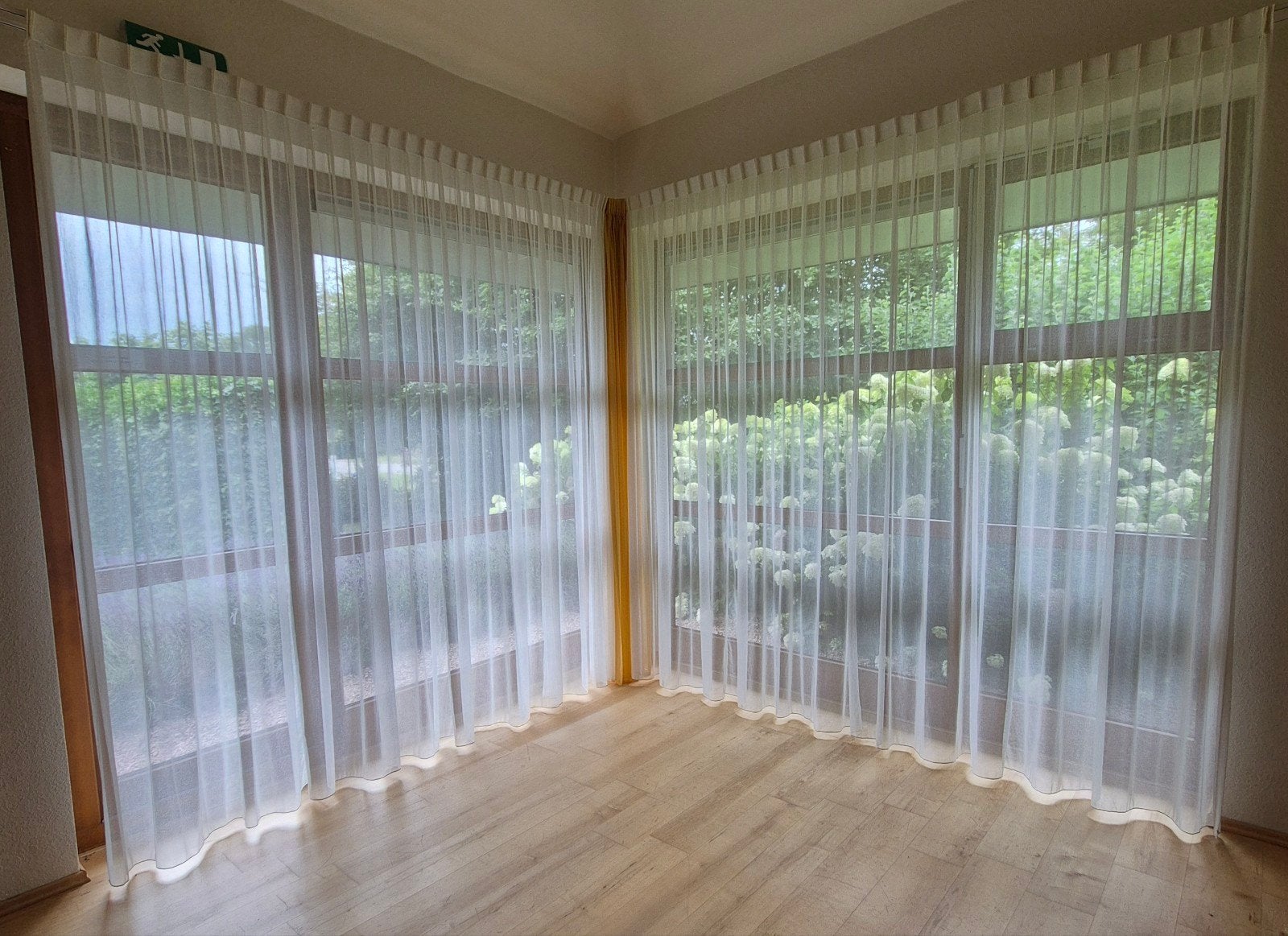 2x Witte Inbetween Gordijnen 285x281 cm Vitrage, Vitrage, Gebruikt, Wit, Ophalen of Verzenden