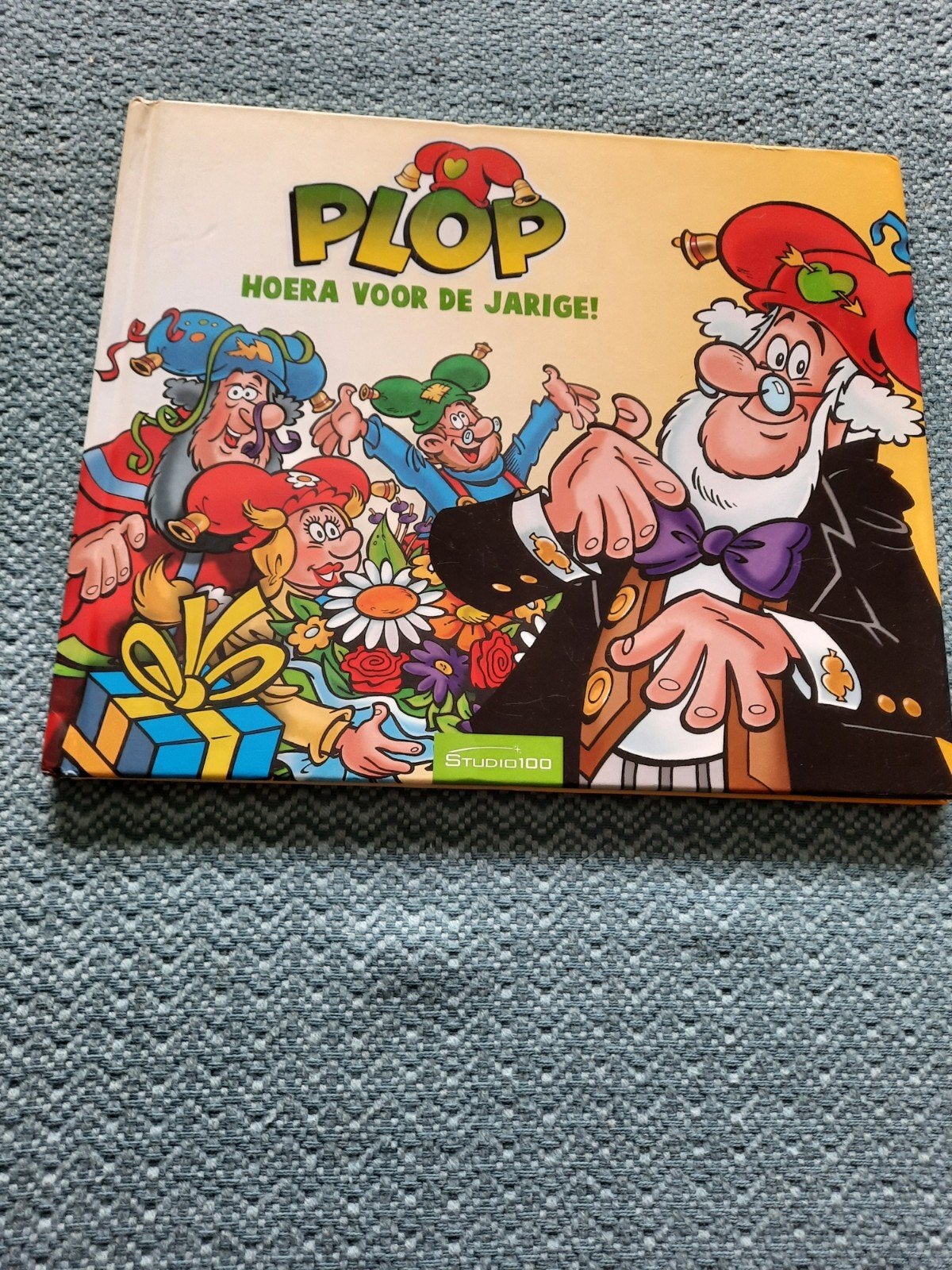 Plop Hoera voor de jarige! Hardcover in prima staat, Studio 100, Fictie algemeen, Jongen of Meisje, Ophalen of Verzenden
