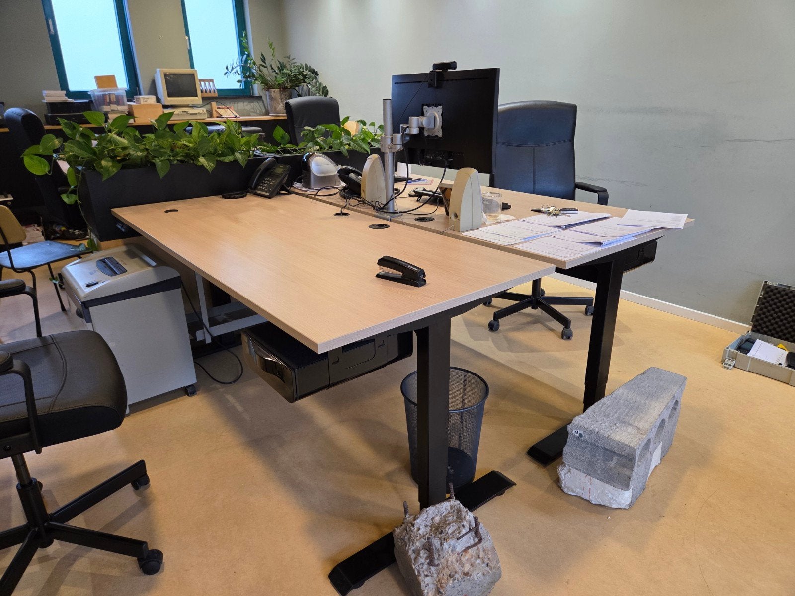 2 stuks in hoogte verstelbaar bureaus, Werkplek, Ophalen, Gebruikt, Bureau