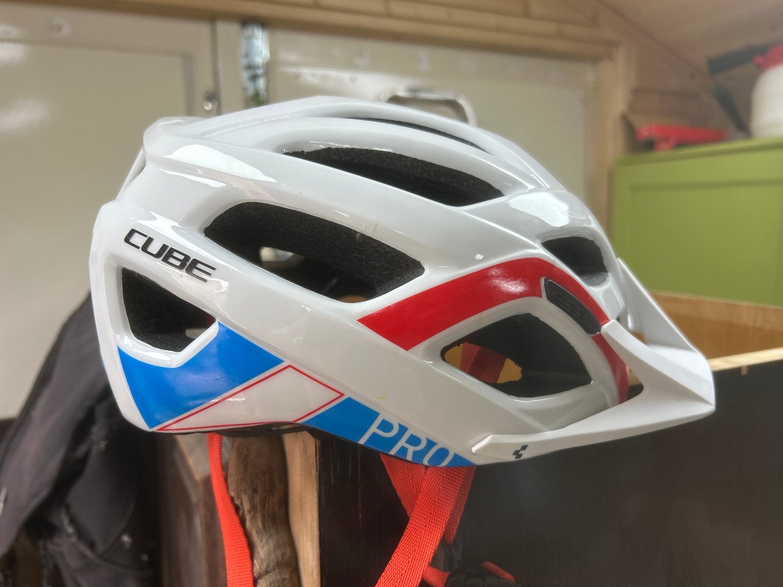 Cube PRO fietshelm maat L (58-62cm) wit/blauw/rood, Fietsen en Brommers, Fietsaccessoires | Fietshelmen, Ophalen, Zo goed als nieuw