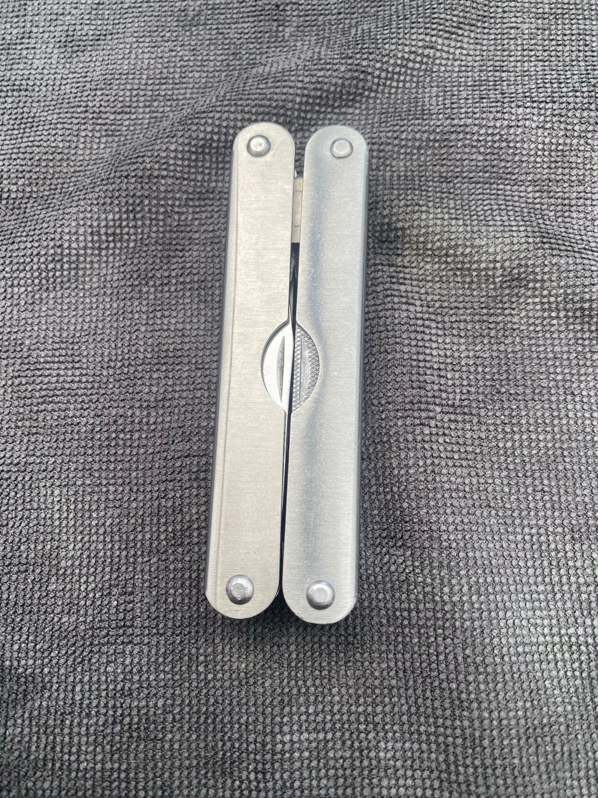 Multitool met tang en diverse gereedschappen, Ophalen of Verzenden, Gebruikt, Multitool, Overige merken