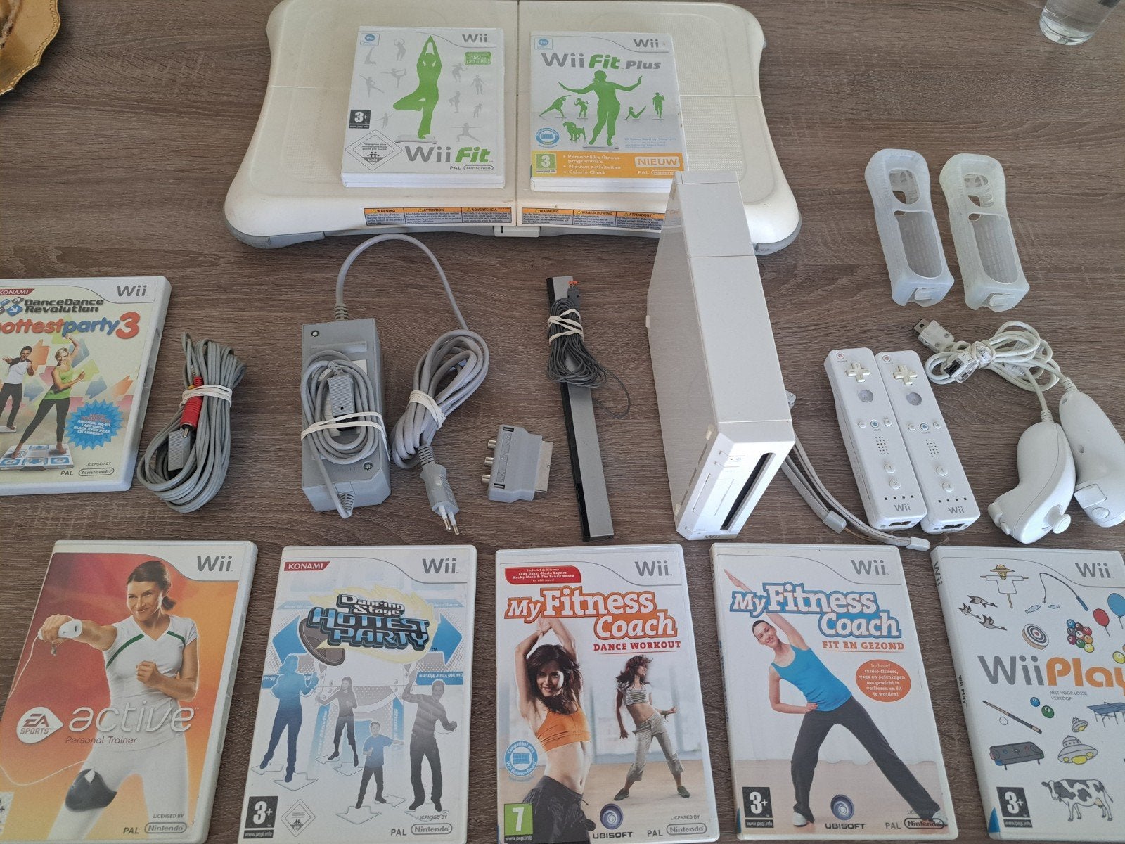 Complete Wii set met sportieve games en accessoires, Ophalen of Verzenden, Gebruikt, Met 2 controllers, Met games