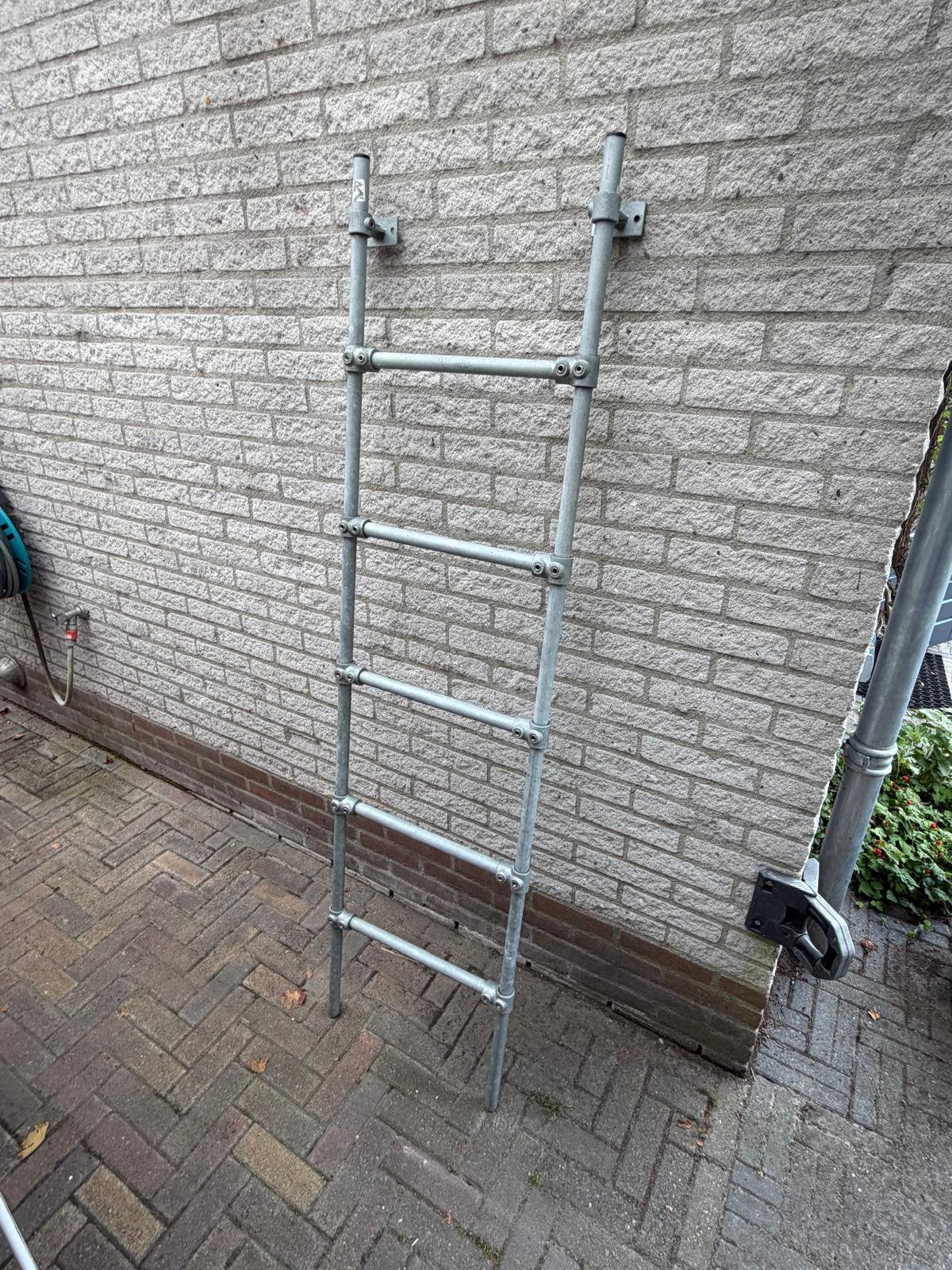 Gegalvaniseerd ijzeren trapje, Ophalen, Zo goed als nieuw, Overige typen, Minder dan 2 meter