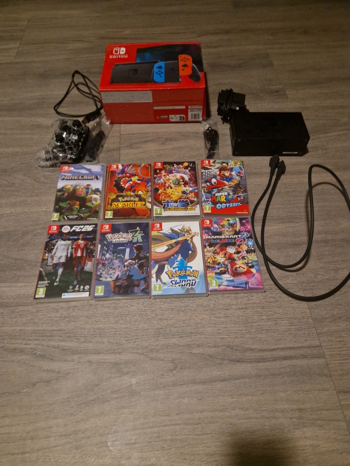 Nintendo Switch V2 met games en extra's, Spelcomputers en Games, Switch 2019 Upgrade, Verzenden, Met 2 controllers, Zo goed als nieuw