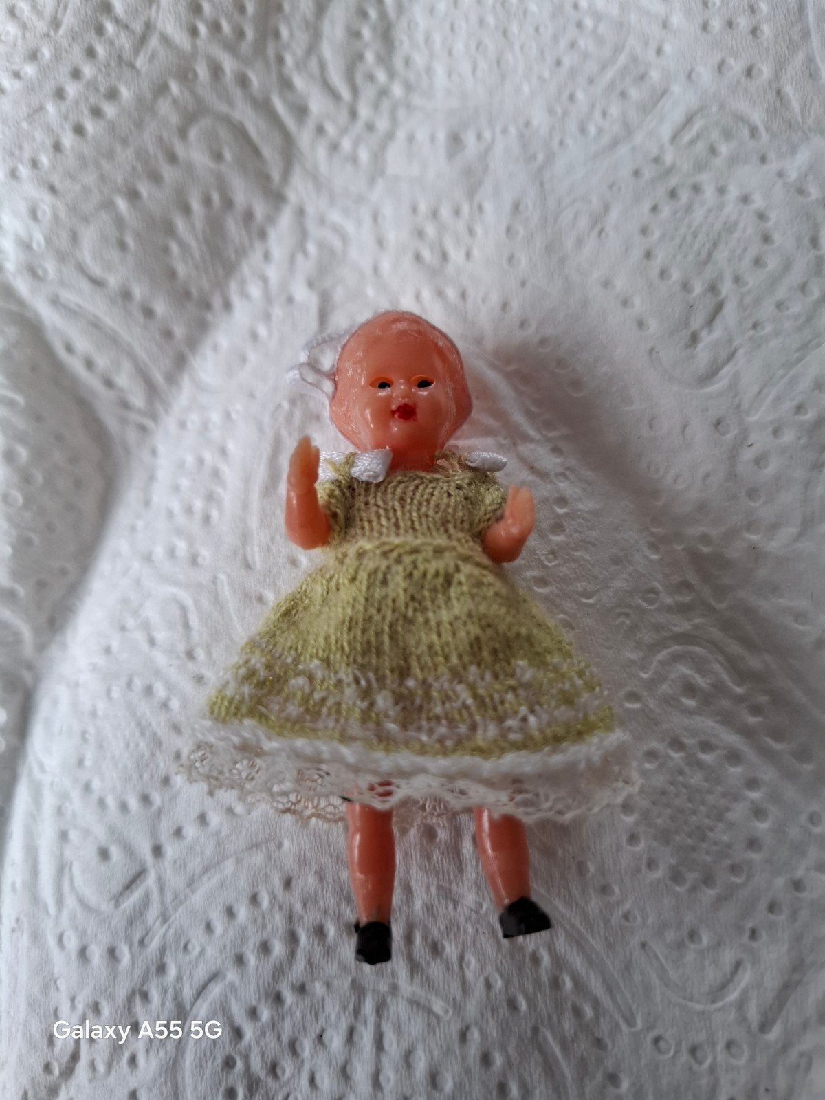 Vintage Babypopje met Gebreid Jurkje -Verzamelaarsite, Verzamelen, Ophalen of Verzenden, Gebruikt, Babypop