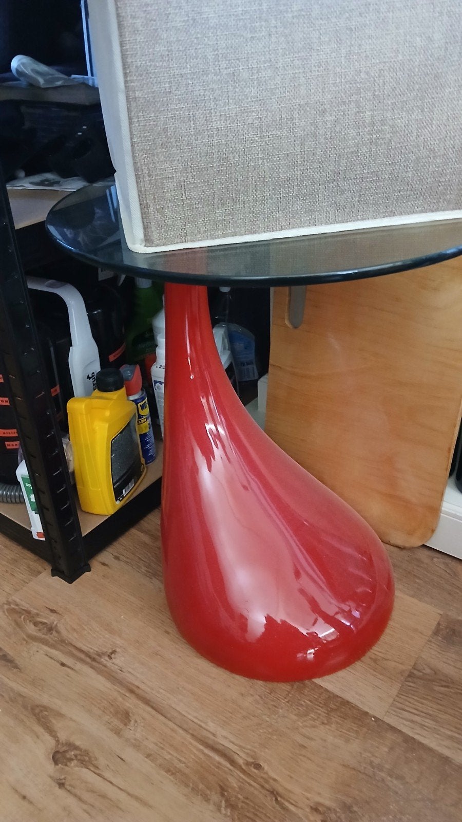 Vintage Design Bijzettafel met Rood Gelakte Polyester Voet, 45 tot 60 cm, Minder dan 55 cm, Gebruikt, Rond