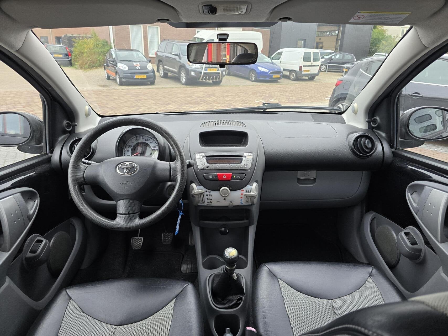 Toyota Aygo 1.0-12V Comfort Airco/Centr. Vergr/Half leer, Auto's, Voorwielaandrijving, Gebruikt, Zwart, 4 stoelen