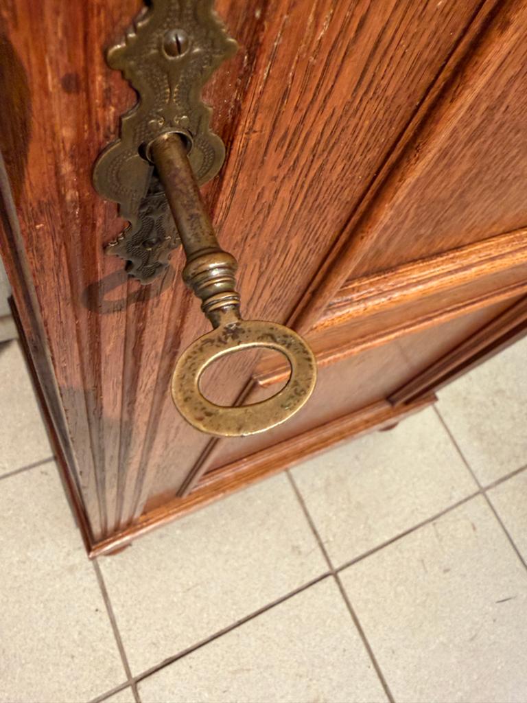 Antiek archiefkastje met schuifladen achter de deur, Ophalen