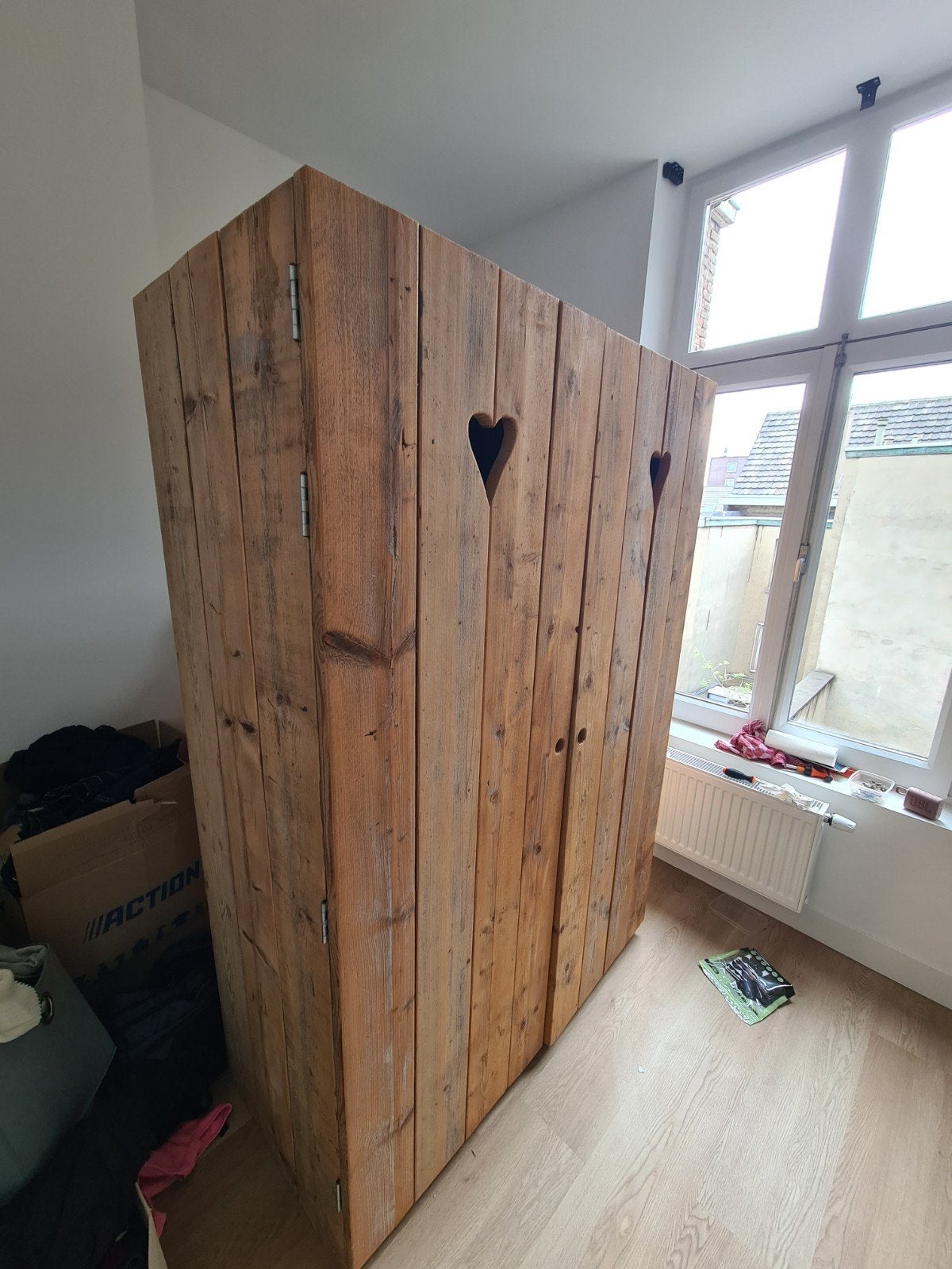 Houten kast met hartjes - Handgemaakt en uniek, Huis en Inrichting, Ophalen, Landelijke, rustieke, handgemaakte stijl met hartjesdetails